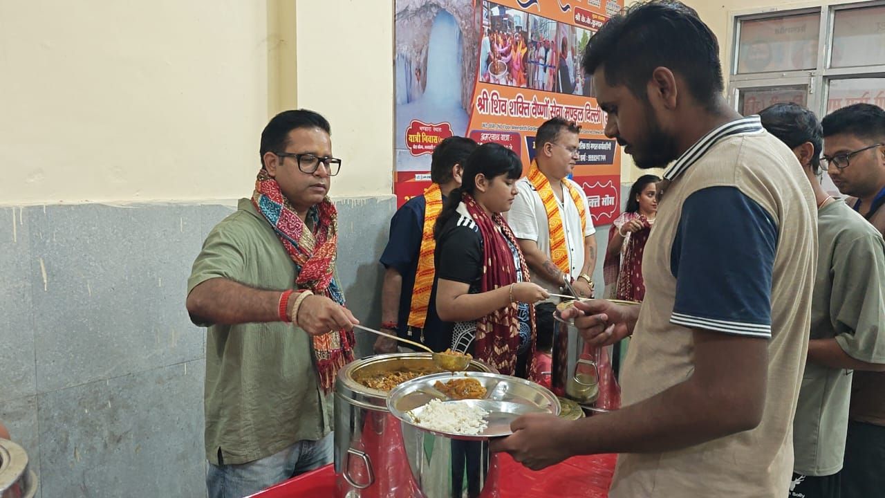 भोजन प्रसाद परोसते सेवादार